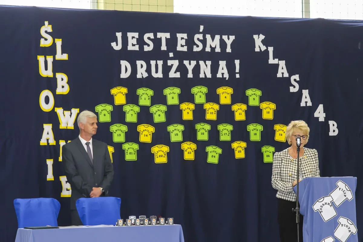 Uroczyste ślubowanie oddziału sportowego w Szkole Podstawowej nr 2 w Ostrowi Mazowieckiej (zdjęcia)