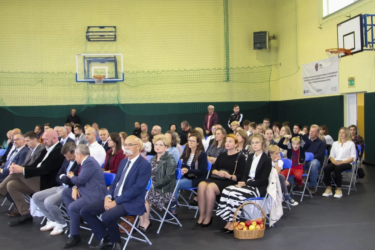 Uroczyste ślubowanie oddziału sportowego w Szkole Podstawowej nr 2 w Ostrowi Mazowieckiej (zdjęcia)