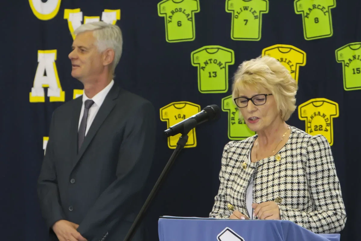 Uroczyste ślubowanie oddziału sportowego w Szkole Podstawowej nr 2 w Ostrowi Mazowieckiej (zdjęcia)