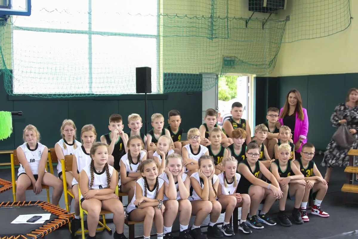 Uroczyste ślubowanie oddziału sportowego w Szkole Podstawowej nr 2 w Ostrowi Mazowieckiej (zdjęcia)