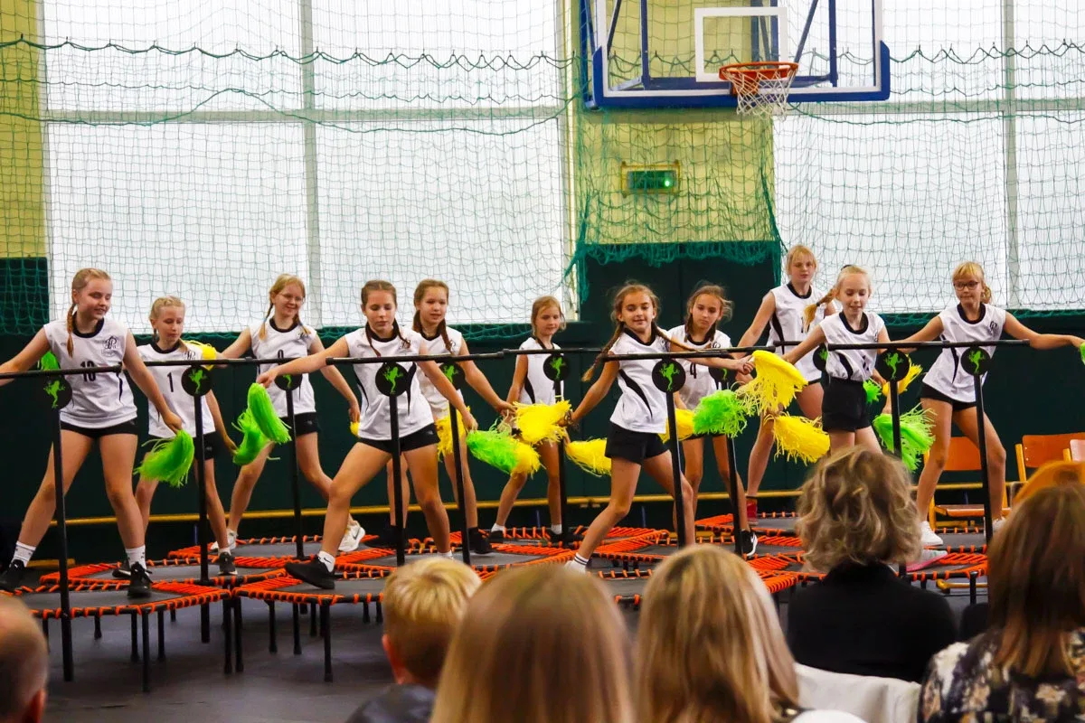 Uroczyste ślubowanie oddziału sportowego w Szkole Podstawowej nr 2 w Ostrowi Mazowieckiej (zdjęcia)
