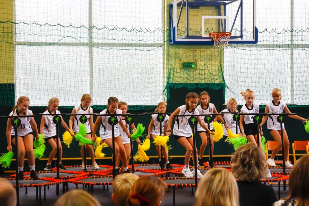 Uroczyste ślubowanie oddziału sportowego w Szkole Podstawowej nr 2 w Ostrowi Mazowieckiej (zdjęcia)