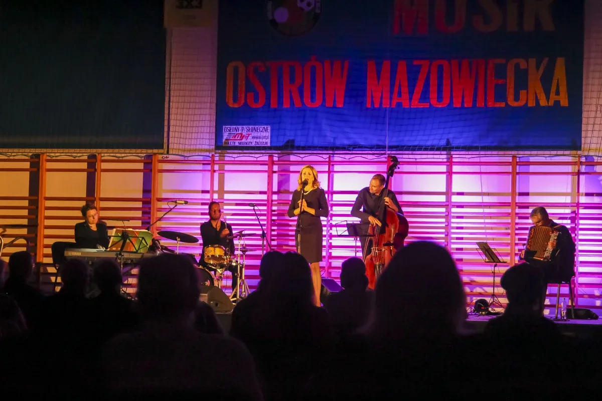 Piosenki Édith Piaf w wykonaniu Anny Sroki-Hryń z zespołem Nie Żal Mi (zdjęcia)