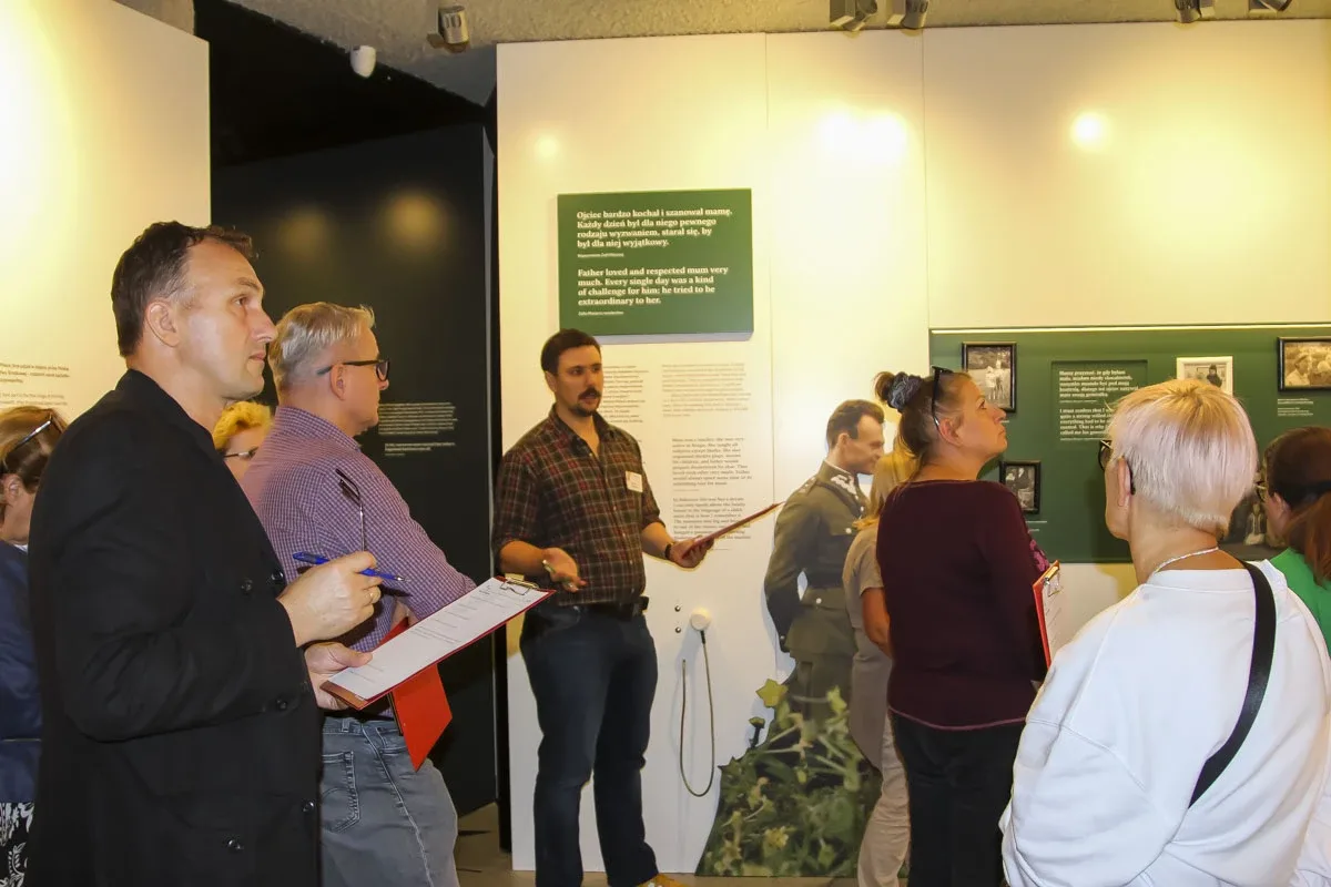 Uczniowie wybierają się na Questy, a ich opiekunowie zwiedzają muzeum (zdjęcia)