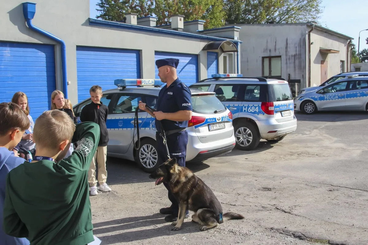 Przedstawienie pracy policjanta w dzień otwarty Komendy Powiatowej Policji (zdjęcia)