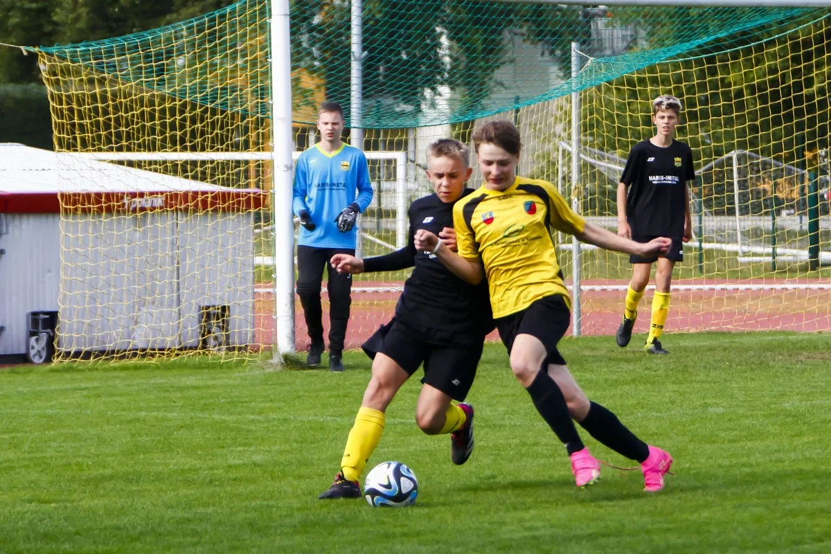Popołudniowy mecz roczników 2009 KS Ostrovia i Żbik Nasielsk (zdjęcia)