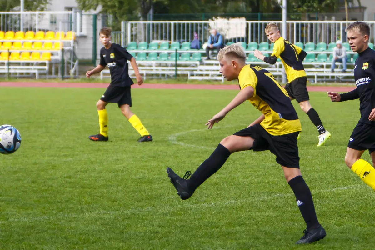 Popołudniowy mecz roczników 2009 KS Ostrovia i Żbik Nasielsk (zdjęcia)