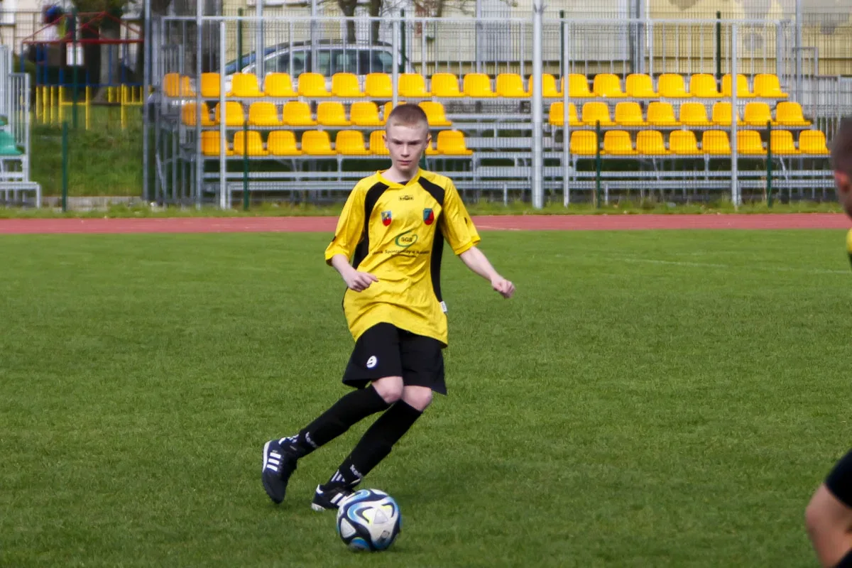 Popołudniowy mecz roczników 2009 KS Ostrovia i Żbik Nasielsk (zdjęcia)