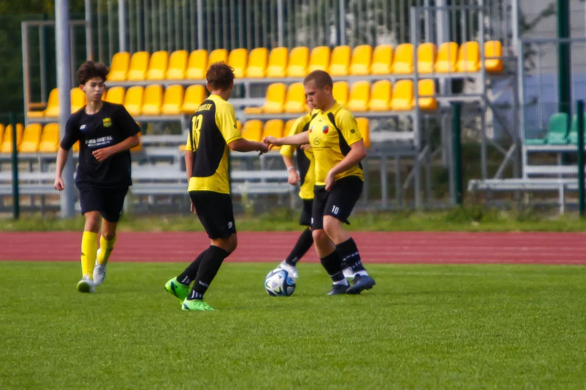 Popołudniowy mecz roczników 2009 KS Ostrovia i Żbik Nasielsk (zdjęcia)