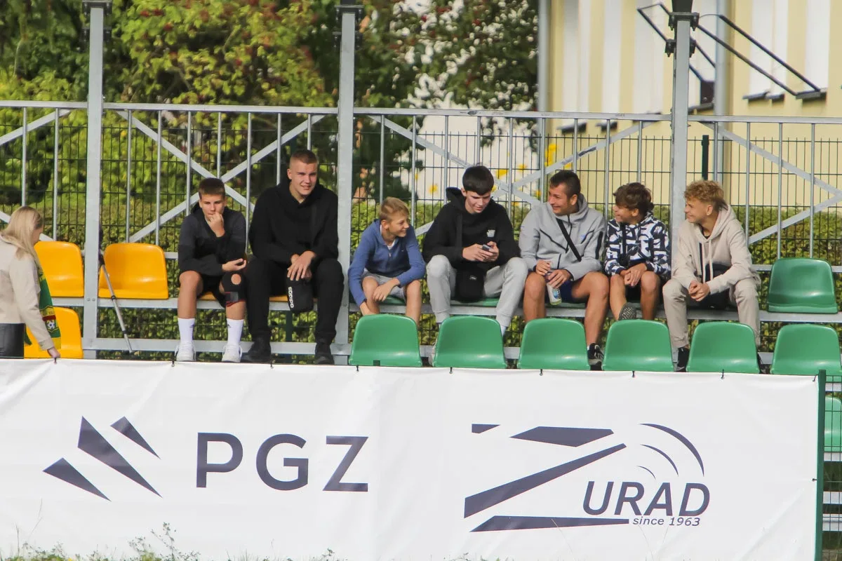 Popołudniowy mecz roczników 2009 KS Ostrovia i Żbik Nasielsk (zdjęcia)