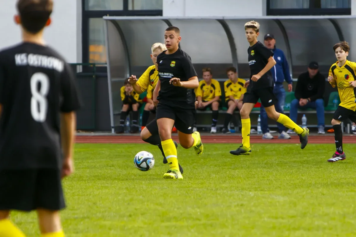 Popołudniowy mecz roczników 2009 KS Ostrovia i Żbik Nasielsk (zdjęcia)