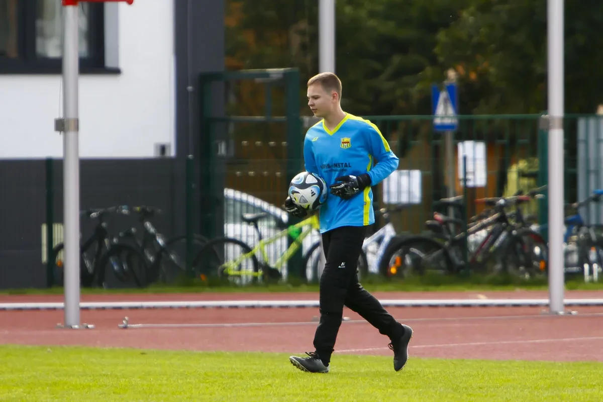 Popołudniowy mecz roczników 2009 KS Ostrovia i Żbik Nasielsk (zdjęcia)