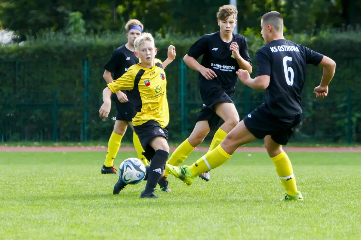 Popołudniowy mecz roczników 2009 KS Ostrovia i Żbik Nasielsk (zdjęcia)