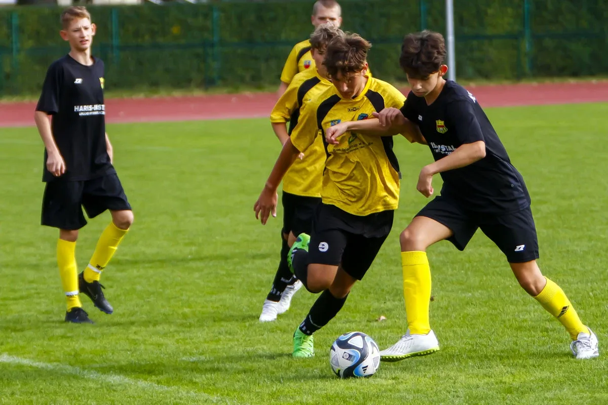 Popołudniowy mecz roczników 2009 KS Ostrovia i Żbik Nasielsk (zdjęcia)