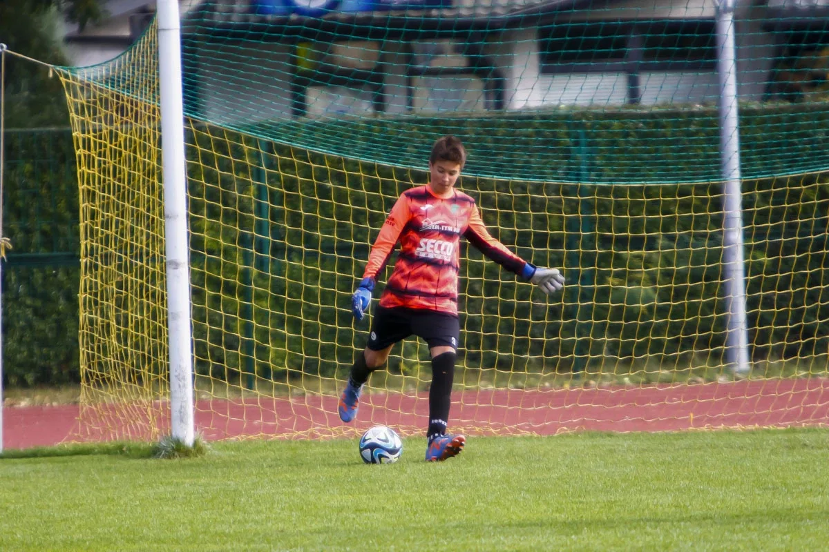 Popołudniowy mecz roczników 2009 KS Ostrovia i Żbik Nasielsk (zdjęcia)
