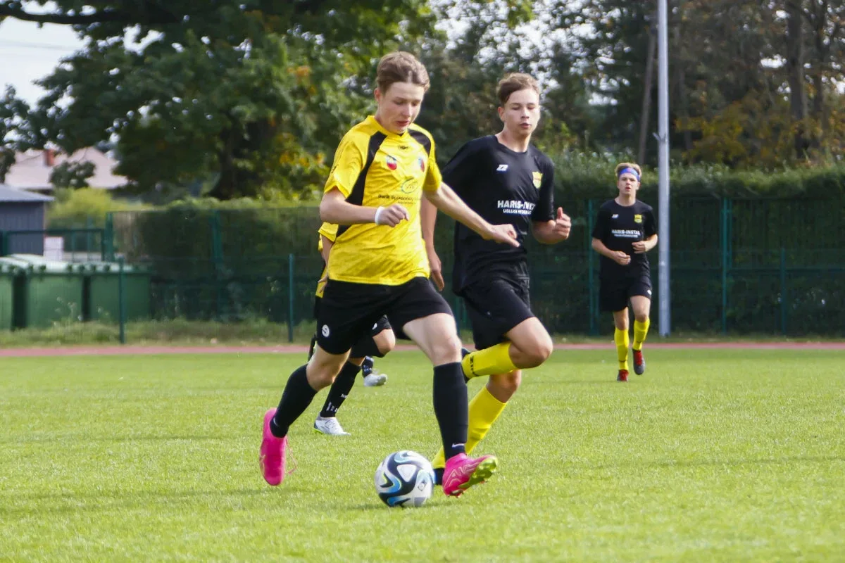 Popołudniowy mecz roczników 2009 KS Ostrovia i Żbik Nasielsk (zdjęcia)
