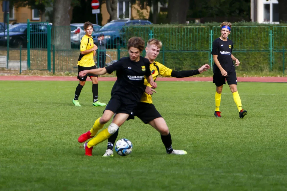 Popołudniowy mecz roczników 2009 KS Ostrovia i Żbik Nasielsk (zdjęcia)