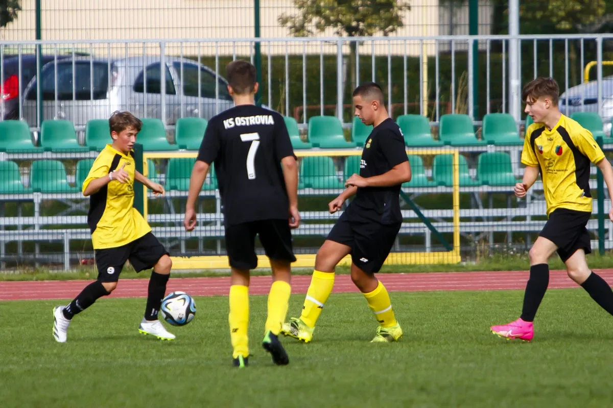 Popołudniowy mecz roczników 2009 KS Ostrovia i Żbik Nasielsk (zdjęcia)