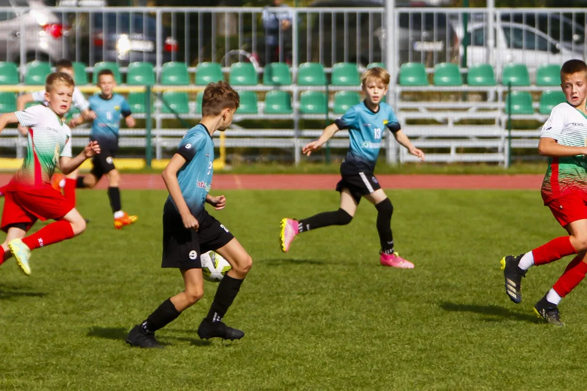 MKS Ostrowianka z rocznika 2011 wygrywa niedzielne spotkanie z Wkra Żuromin! (zdjęcia)