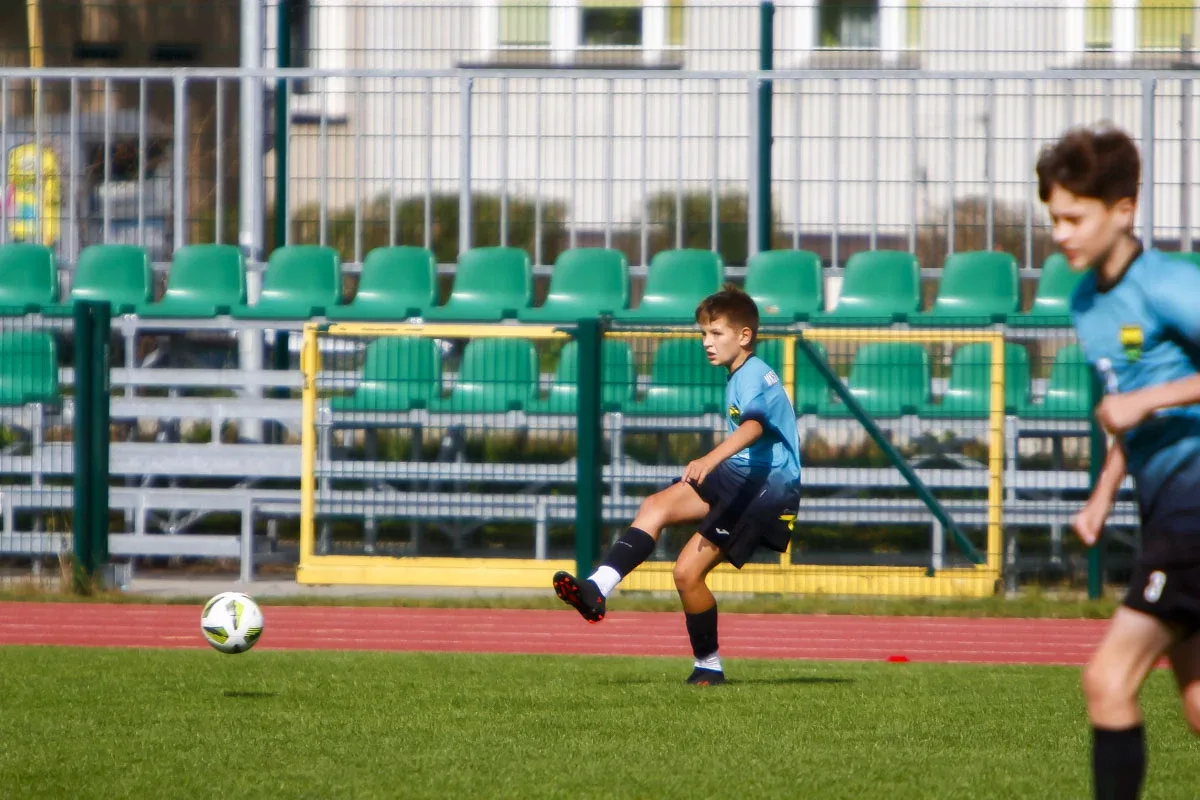 MKS Ostrowianka z rocznika 2011 wygrywa niedzielne spotkanie z Wkra Żuromin! (zdjęcia)