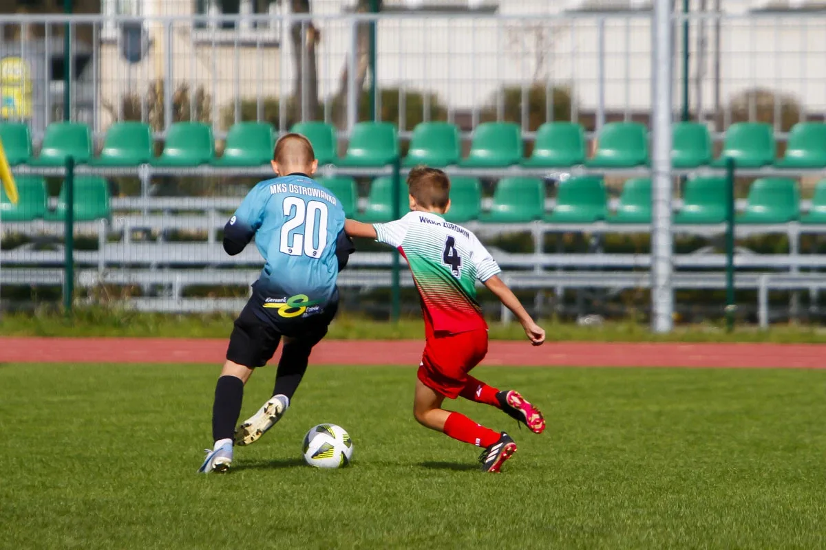 MKS Ostrowianka z rocznika 2011 wygrywa niedzielne spotkanie z Wkra Żuromin! (zdjęcia)