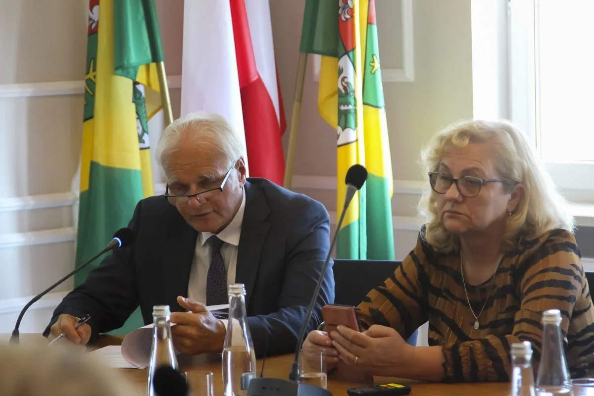 LXV Sesja Rady Powiatu w Ostrowi Mazowieckiej: Ważne decyzje dla przyszłości regionu (zdjęcia)