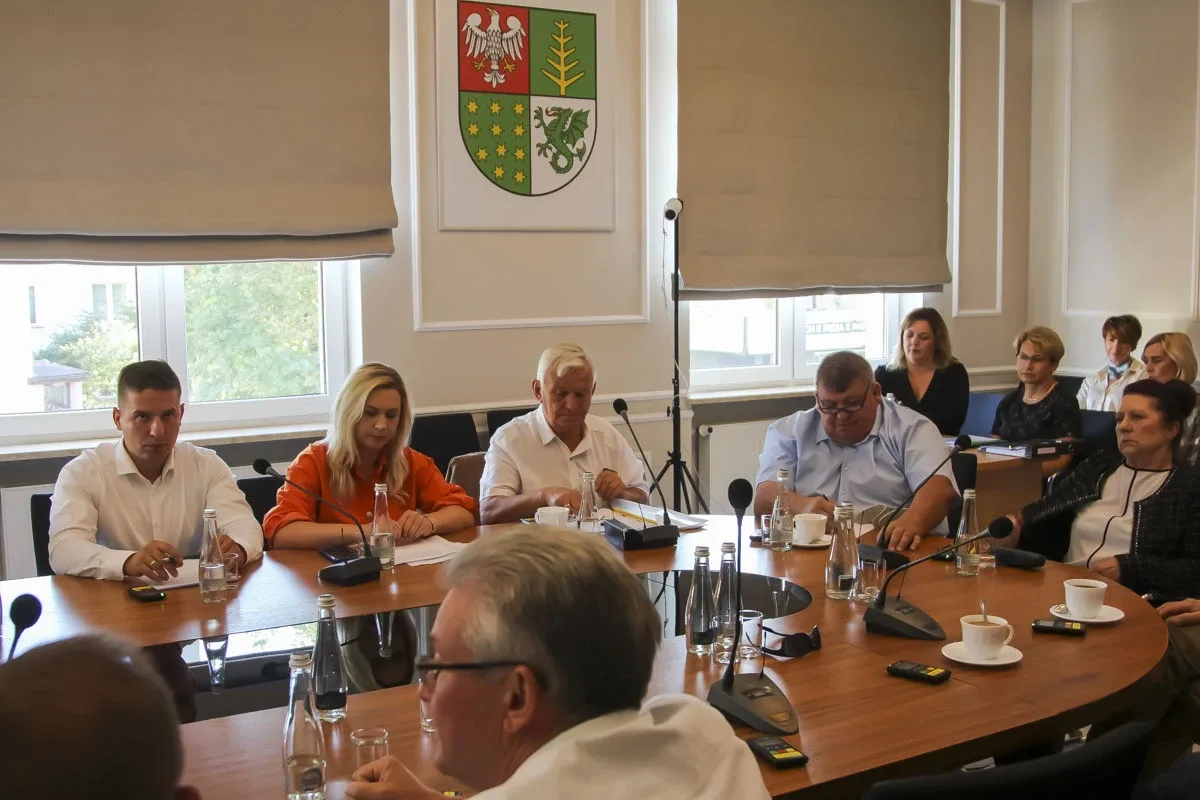 LXV Sesja Rady Powiatu w Ostrowi Mazowieckiej: Ważne decyzje dla przyszłości regionu (zdjęcia)