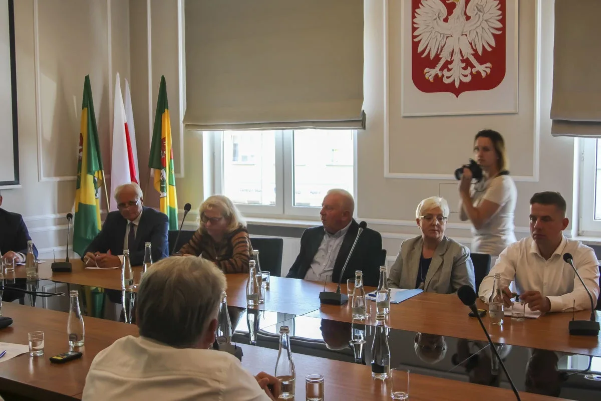 LXV Sesja Rady Powiatu w Ostrowi Mazowieckiej: Ważne decyzje dla przyszłości regionu (zdjęcia)