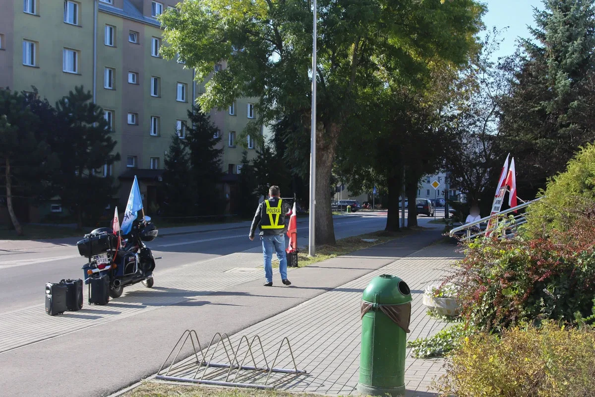 Mężczyzna protestujący pod ostrowskim sądem domaga się gruntownej reformy wymiaru sprawiedliwości (zdjęcia)