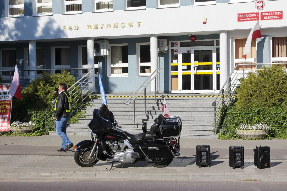 Mężczyzna protestujący pod ostrowskim sądem domaga się gruntownej reformy wymiaru sprawiedliwości (zdjęcia)