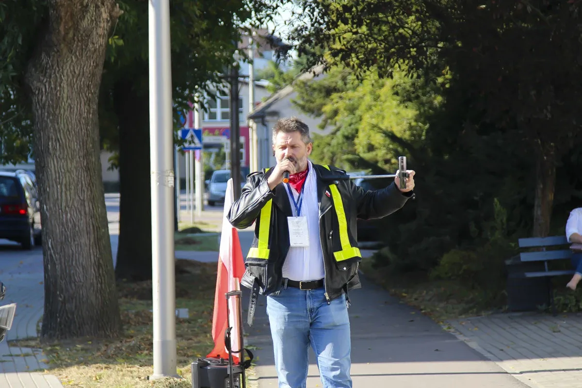 Mężczyzna protestujący pod ostrowskim sądem domaga się gruntownej reformy wymiaru sprawiedliwości (zdjęcia)