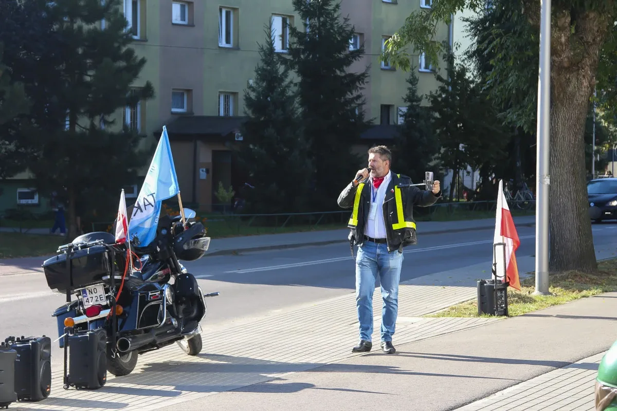 Mężczyzna protestujący pod ostrowskim sądem domaga się gruntownej reformy wymiaru sprawiedliwości (zdjęcia)