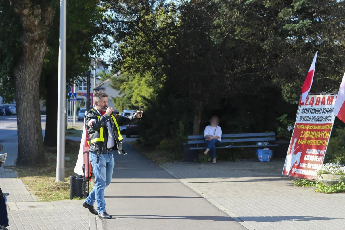 Mężczyzna protestujący pod ostrowskim sądem domaga się gruntownej reformy wymiaru sprawiedliwości (zdjęcia)