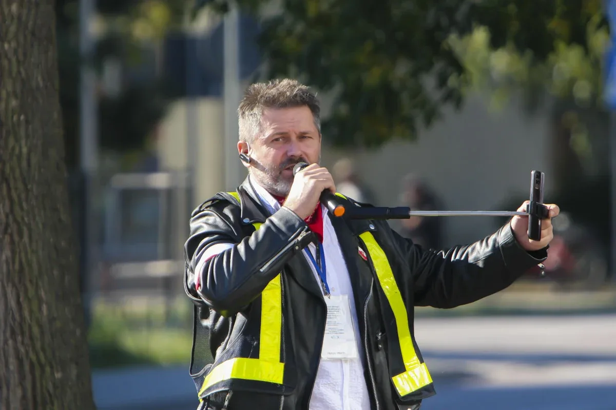 Mężczyzna protestujący pod ostrowskim sądem domaga się gruntownej reformy wymiaru sprawiedliwości (zdjęcia)