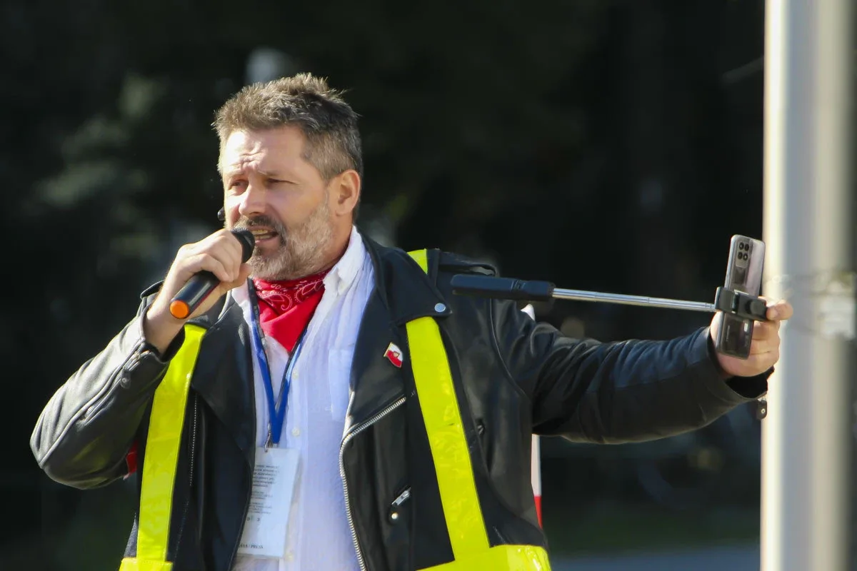 Mężczyzna protestujący pod ostrowskim sądem domaga się gruntownej reformy wymiaru sprawiedliwości (zdjęcia)