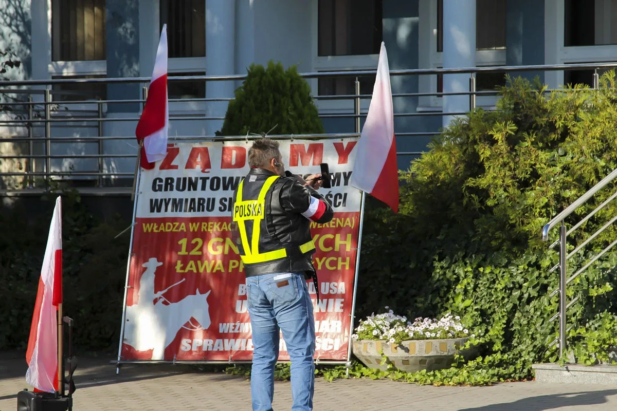 Mężczyzna protestujący pod ostrowskim sądem domaga się gruntownej reformy wymiaru sprawiedliwości (zdjęcia)