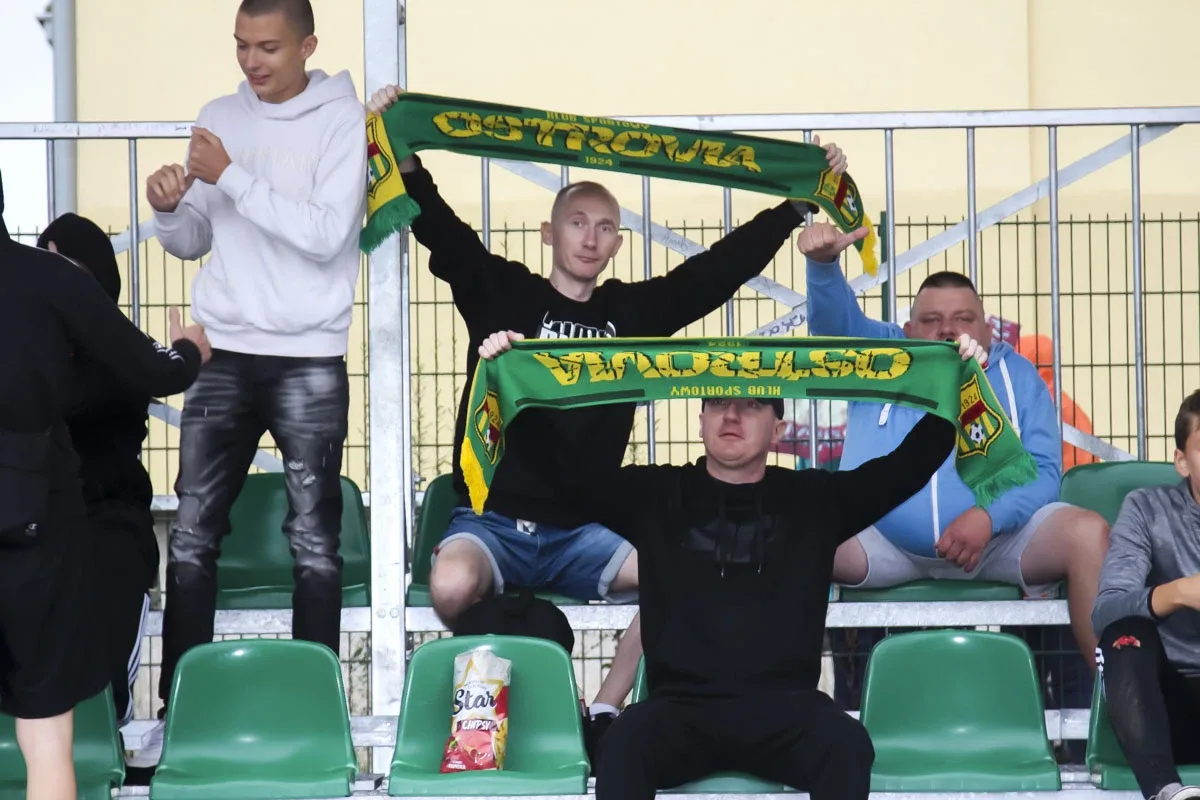 Trybuny pełne kibiców podczas meczu KS Ostrovia i GKS Opia Opinogóra (zdjęcia)