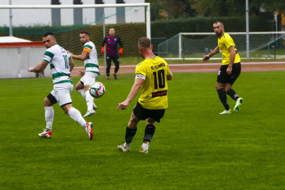 Trybuny pełne kibiców podczas meczu KS Ostrovia i GKS Opia Opinogóra (zdjęcia)