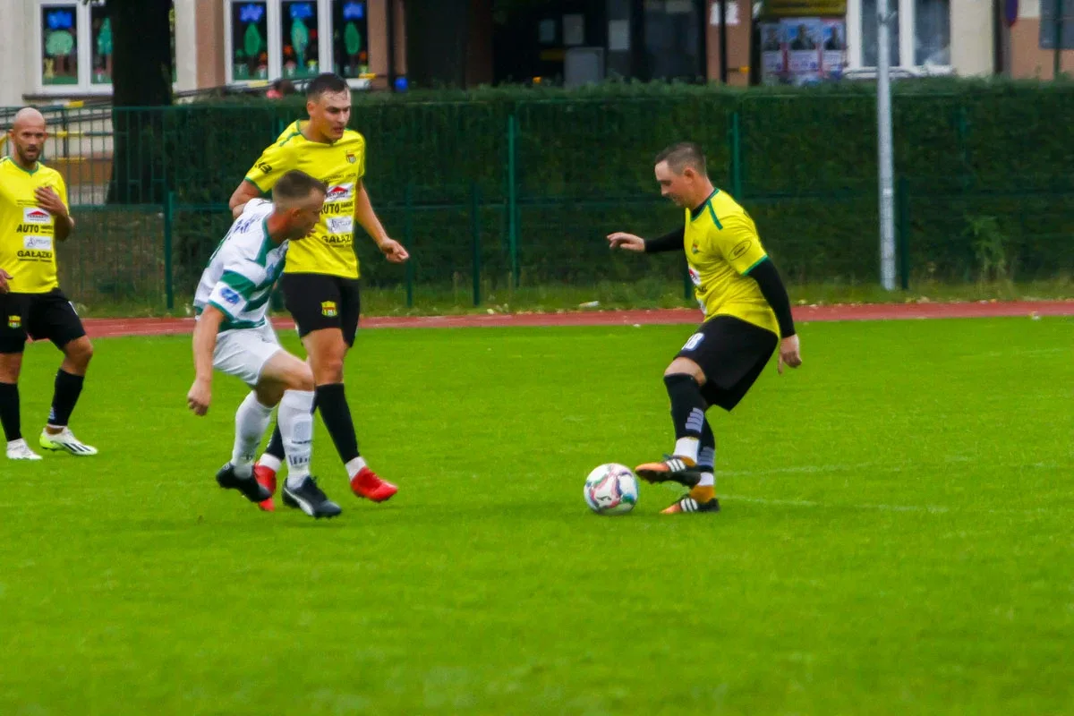 Trybuny pełne kibiców podczas meczu KS Ostrovia i GKS Opia Opinogóra (zdjęcia)
