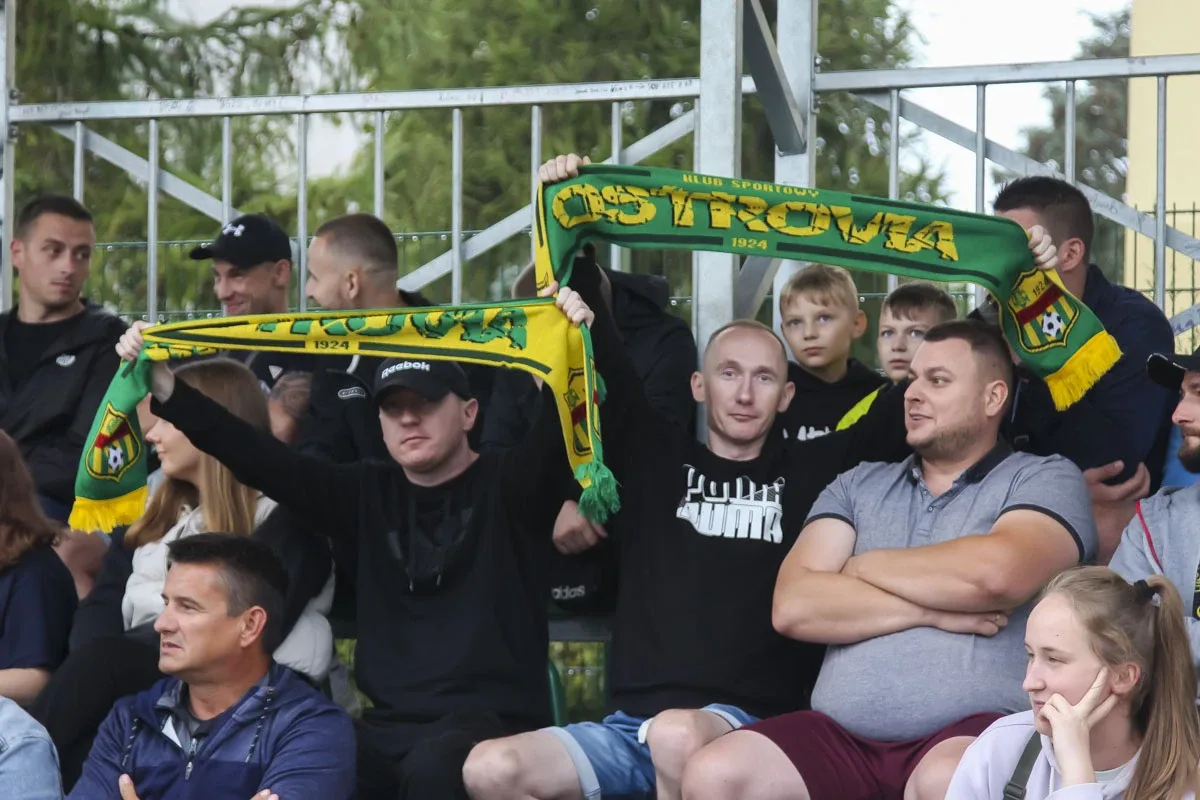 Trybuny pełne kibiców podczas meczu KS Ostrovia i GKS Opia Opinogóra (zdjęcia)