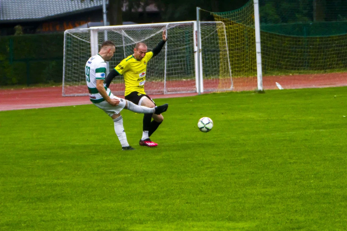 Trybuny pełne kibiców podczas meczu KS Ostrovia i GKS Opia Opinogóra (zdjęcia)