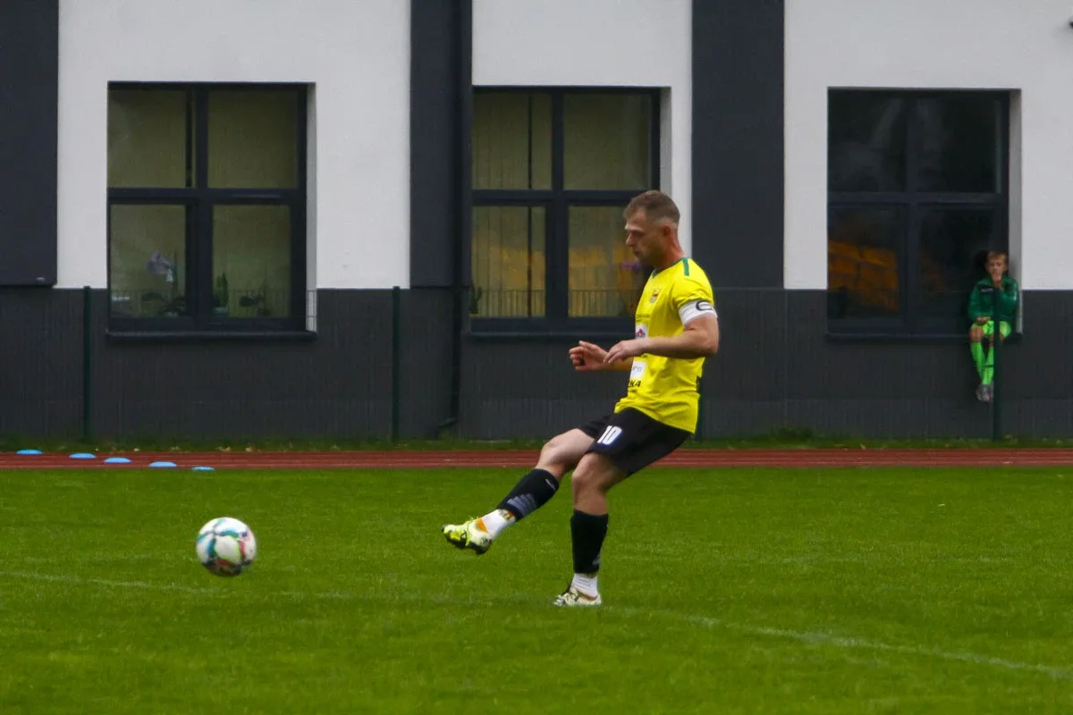 Trybuny pełne kibiców podczas meczu KS Ostrovia i GKS Opia Opinogóra (zdjęcia)