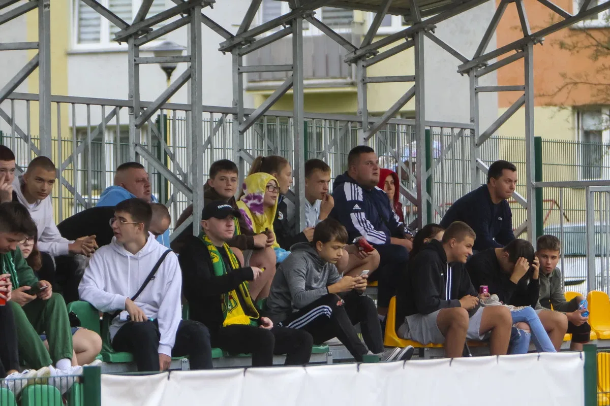 Trybuny pełne kibiców podczas meczu KS Ostrovia i GKS Opia Opinogóra (zdjęcia)