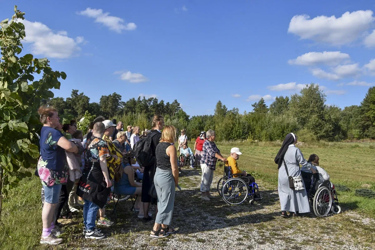 Członkowie stowarzyszenia "Przystań" pielgrzymowali do Hodyszewa (zdjęcia)