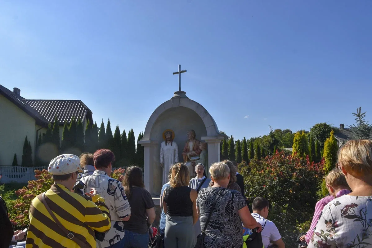 Członkowie stowarzyszenia "Przystań" pielgrzymowali do Hodyszewa (zdjęcia)
