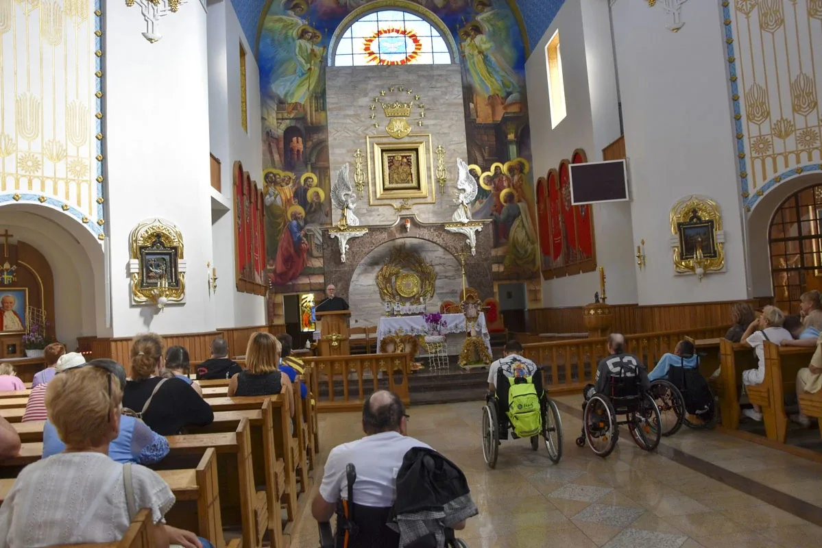 Członkowie stowarzyszenia "Przystań" pielgrzymowali do Hodyszewa (zdjęcia)