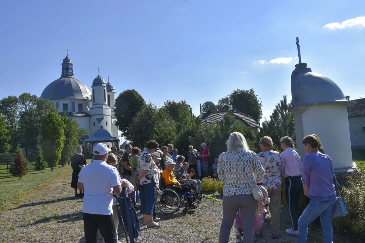 Członkowie stowarzyszenia "Przystań" pielgrzymowali do Hodyszewa (zdjęcia)