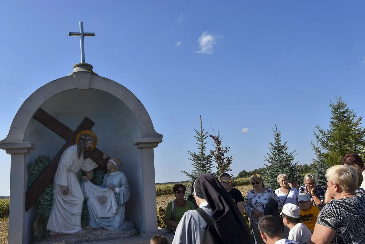 Członkowie stowarzyszenia "Przystań" pielgrzymowali do Hodyszewa (zdjęcia)