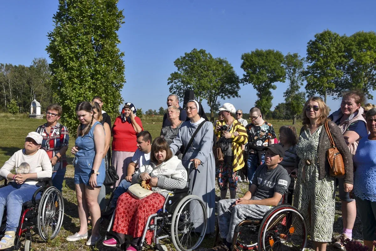 Członkowie stowarzyszenia "Przystań" pielgrzymowali do Hodyszewa (zdjęcia)