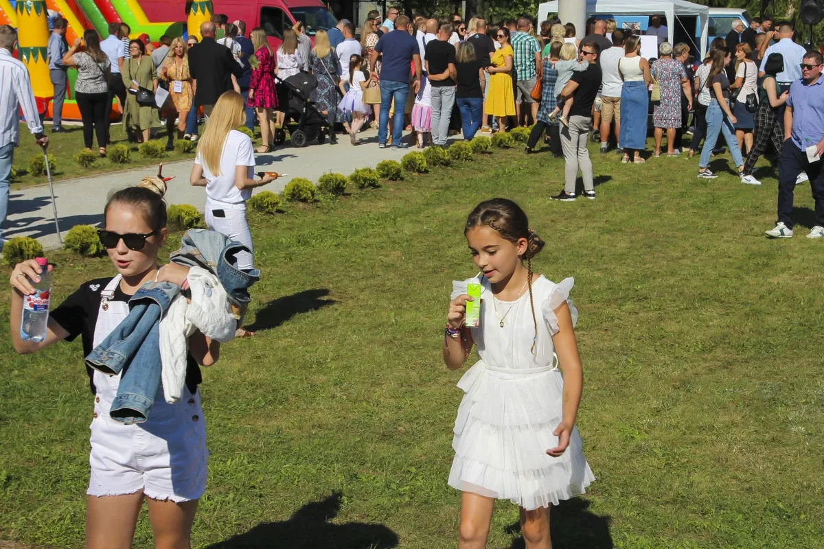 Parafialny Festyn Rodzinny w ogrodzie Parafii WNMP: Dzień pełen radości i wspólnoty (zdjęcia)